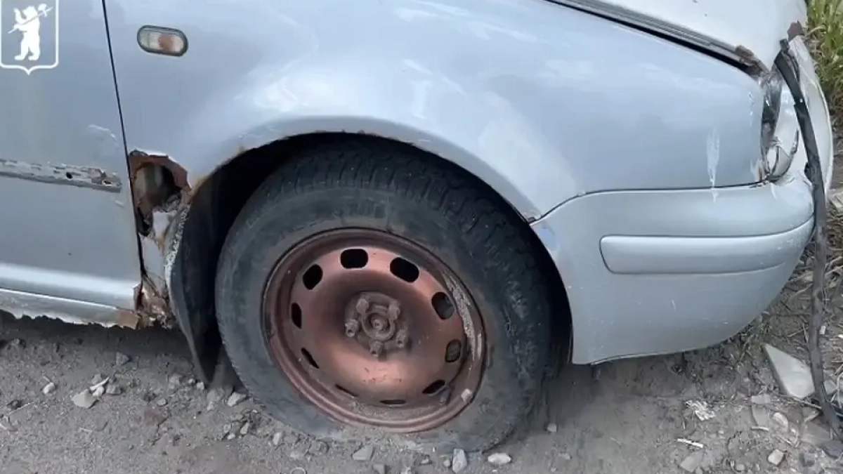В Ярославле начали эвакуацию брошенных автомобилей с вросшими в землю колёсами