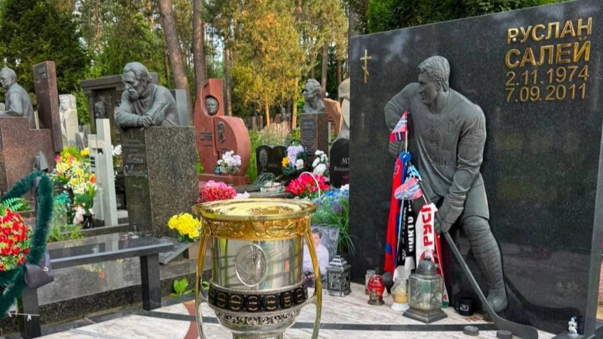 Кубок Гагарина привезли в Минск на могилы игроков и тренера «небесного» «Локомотива»