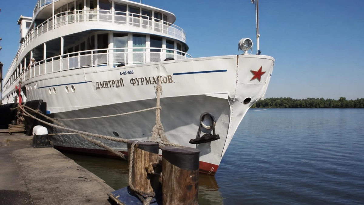 В Ярославль прибыл четырехпалубный теплоход «Александр Радищев» — круизы от 60 тысяч рублей