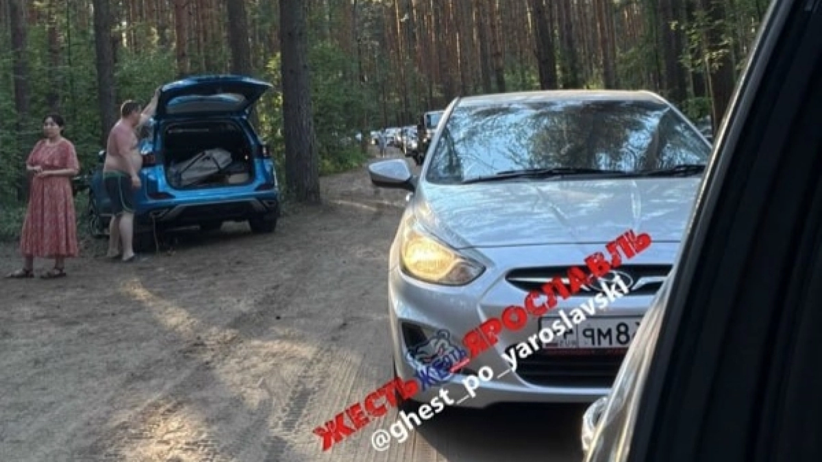 Массовый выезд к Прусовским карьером парализовал дорогу
