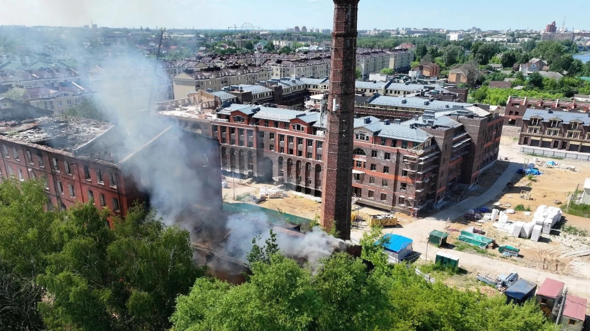  В Ярославле горело здание бывшей паровой мельницы: воду для тушения брали из реки