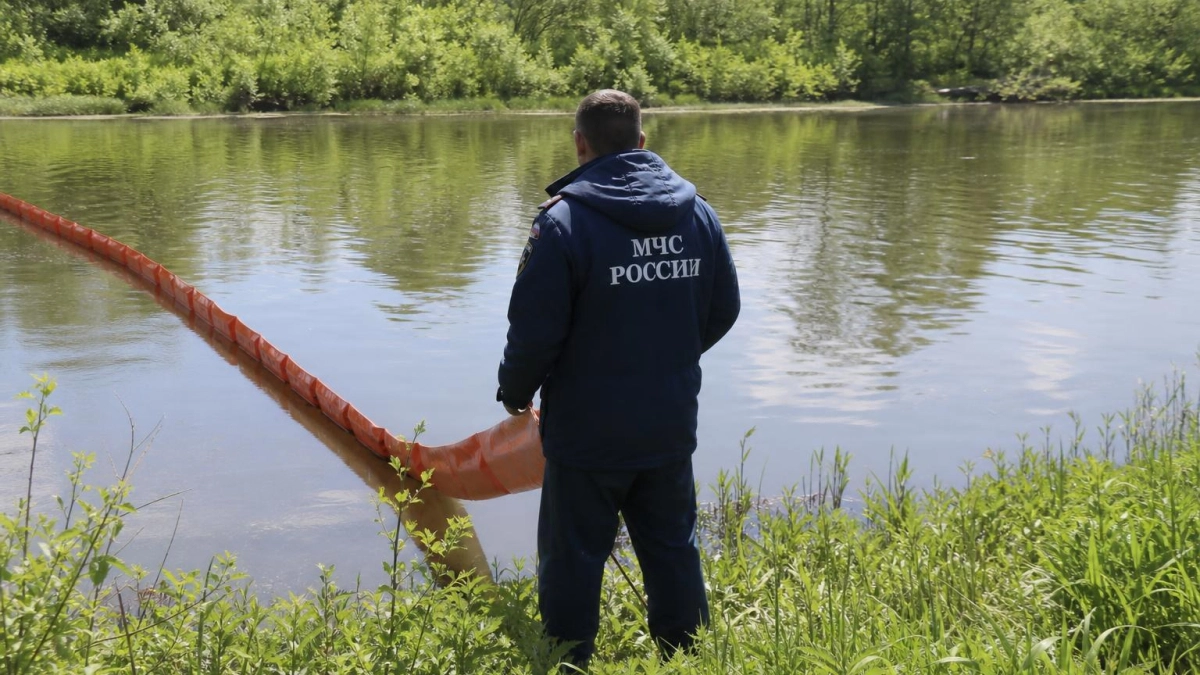 На Волготне установили боновые заграждения после осадков с нефтепродуктами