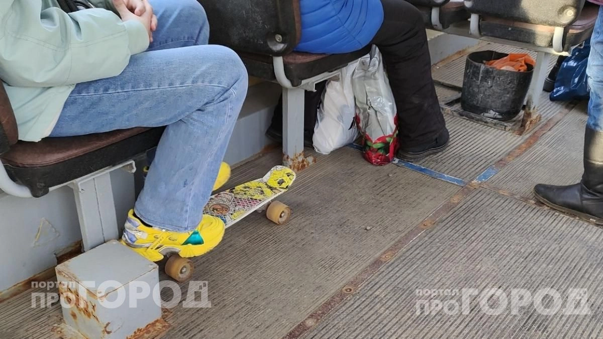 Достаточно нанести всего пару капель на стельки: обувь перестанет пахнуть потом даже в самый сильный зной