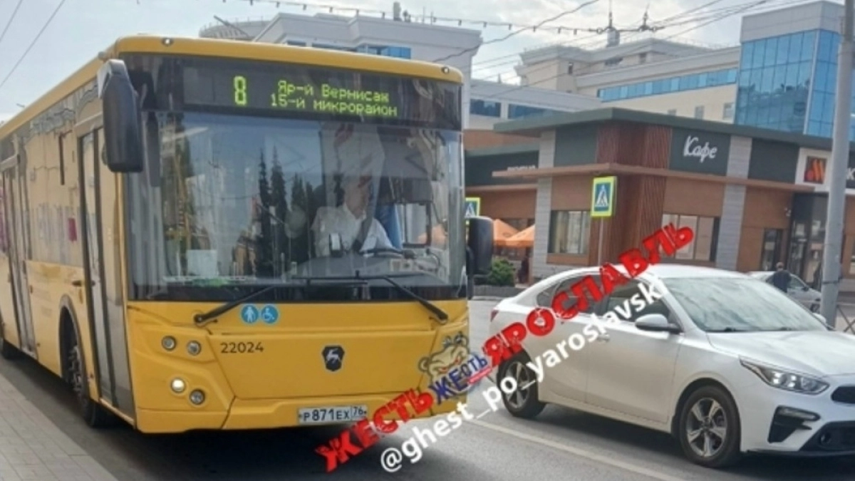Водитель ярославского автобуса №8 оказал первую помощь пассажиру