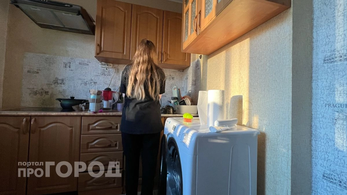 Развожу это в воде и мою все поверхности на кухне - блестит как новая и без химии