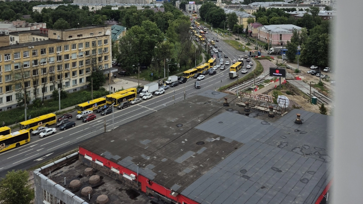 Перед мостом у моторного образовалась большая пробка из‑за аварии с фурой
