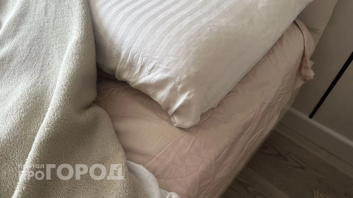Хлопок, сатин, лен или микрофибра: из какого постельного белья реально прохладнее спать в +30