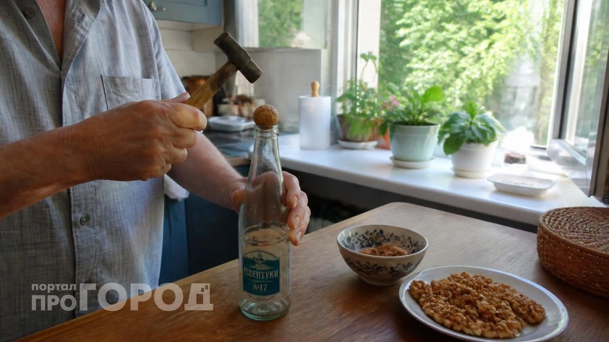 Грецкие орехи руками больше не чищу – нужна только бутылка и минута времени: щелкаются как семечки 