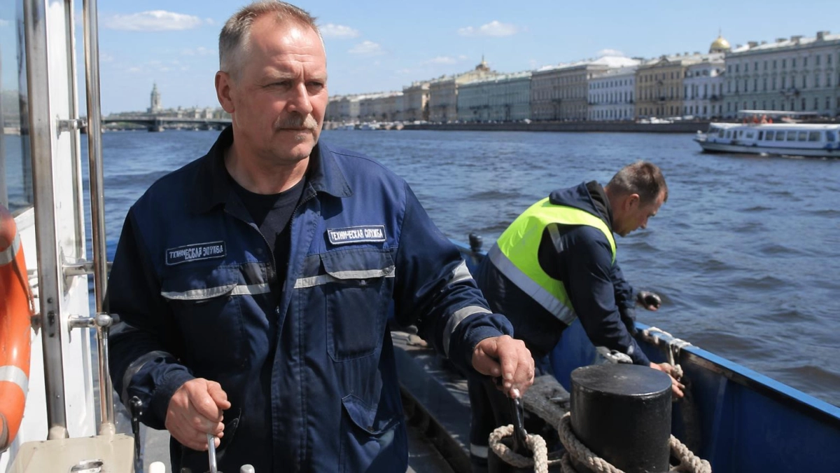 Буксир-трансформер с подъемной рубкой готовят к работе на Неве
