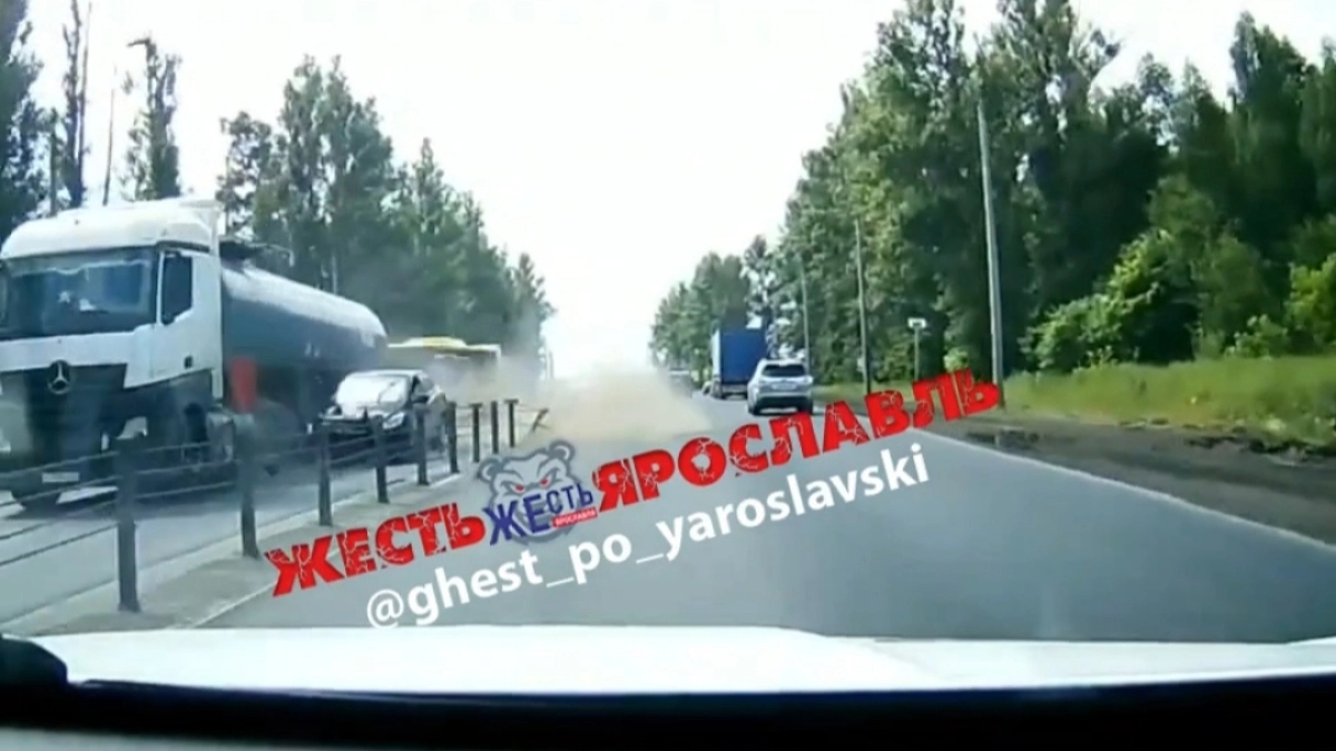 Под Ярославлем на окружной дороге столкнулись легковушка и автоцистерна