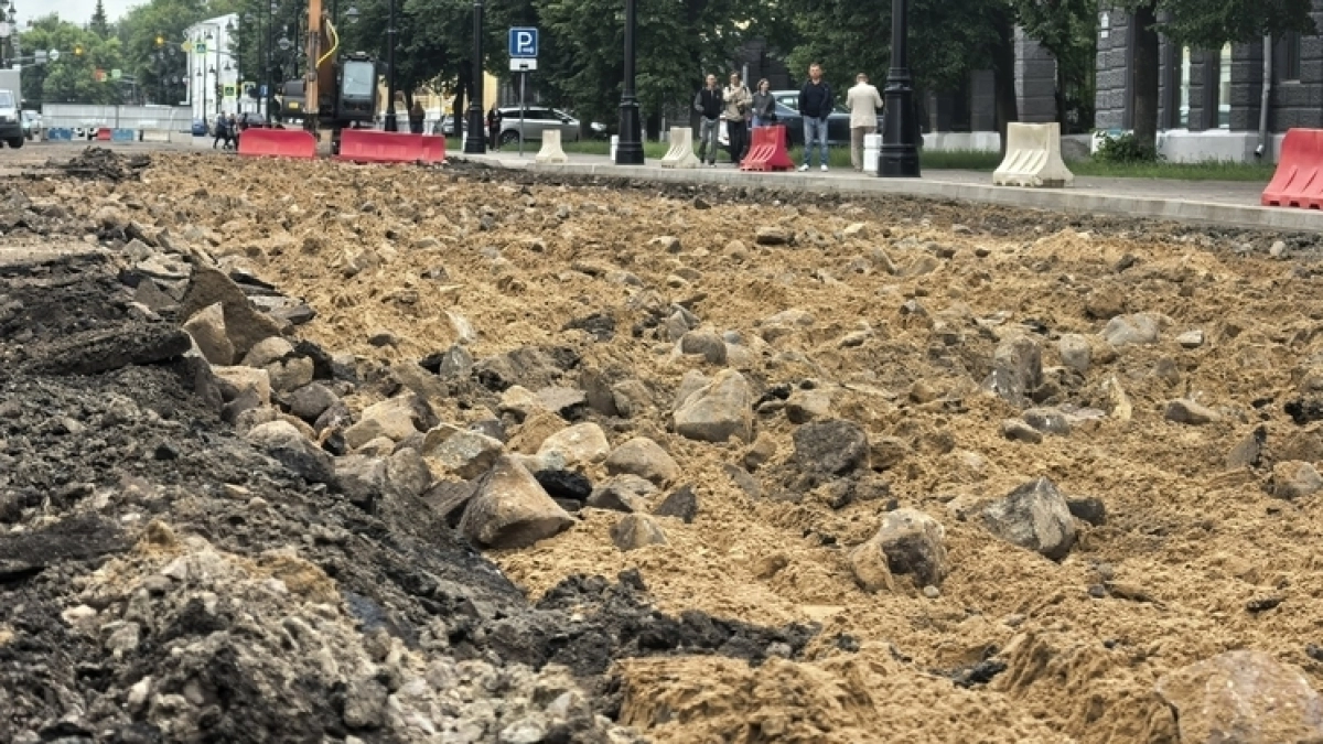 В Ярославле тяжелая техника повредила булыжную мостовую XIX века на Советской
