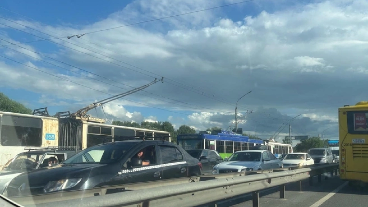 На Московском проспекте пробка до моста после ДТП с электробусом
