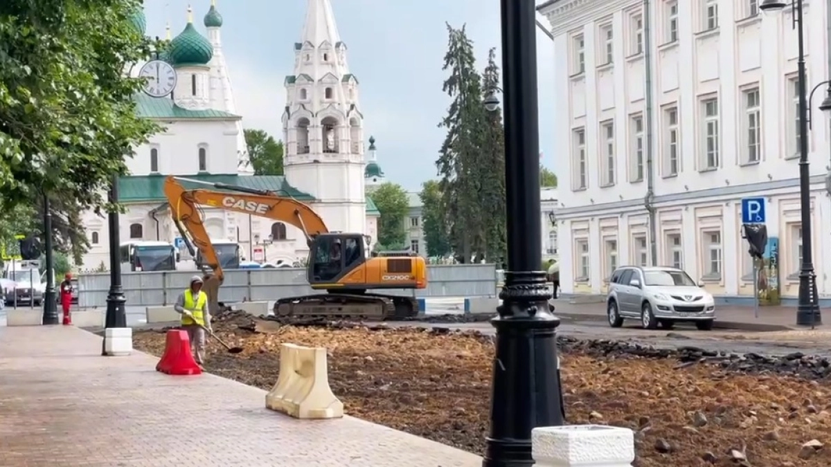 На Советской в Ярославле начали укладывать гранитную брусчатку на участке до площади