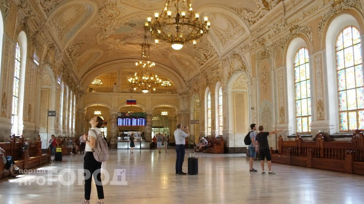 Забудьте про скучные залы ожидания: эти 7 российских вокзалов внутри выглядят как настоящие дворцы из золота
