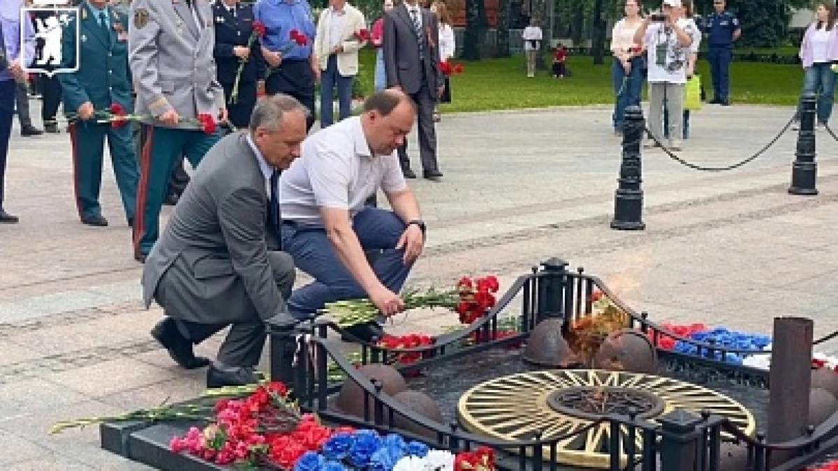 В Ярославле в День памяти и скорби возложили цветы к Вечному огню