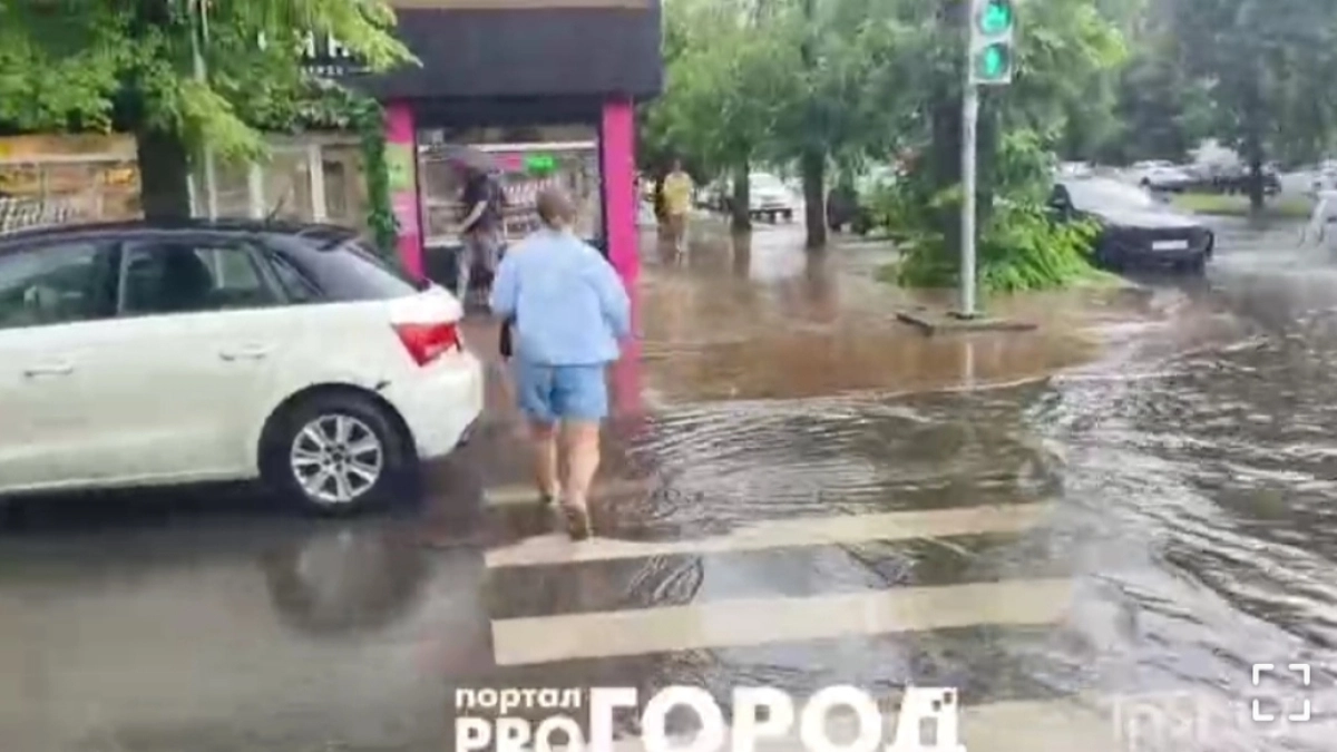 На улицы Ярославля обрушились град и ливень: «Воды по щиколотку»