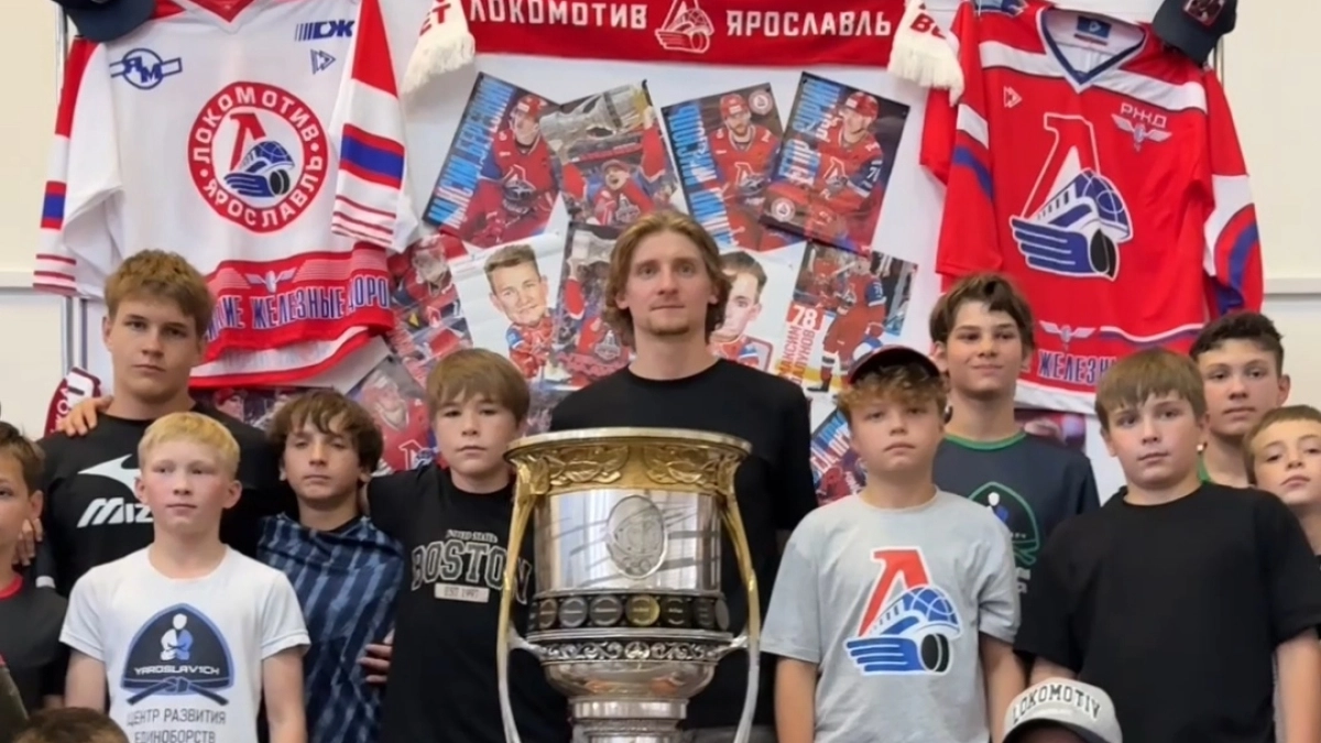 Голкипер «Локомотива» Даниил Исаев устроил целый день с Кубком Гагарина для болельщиков