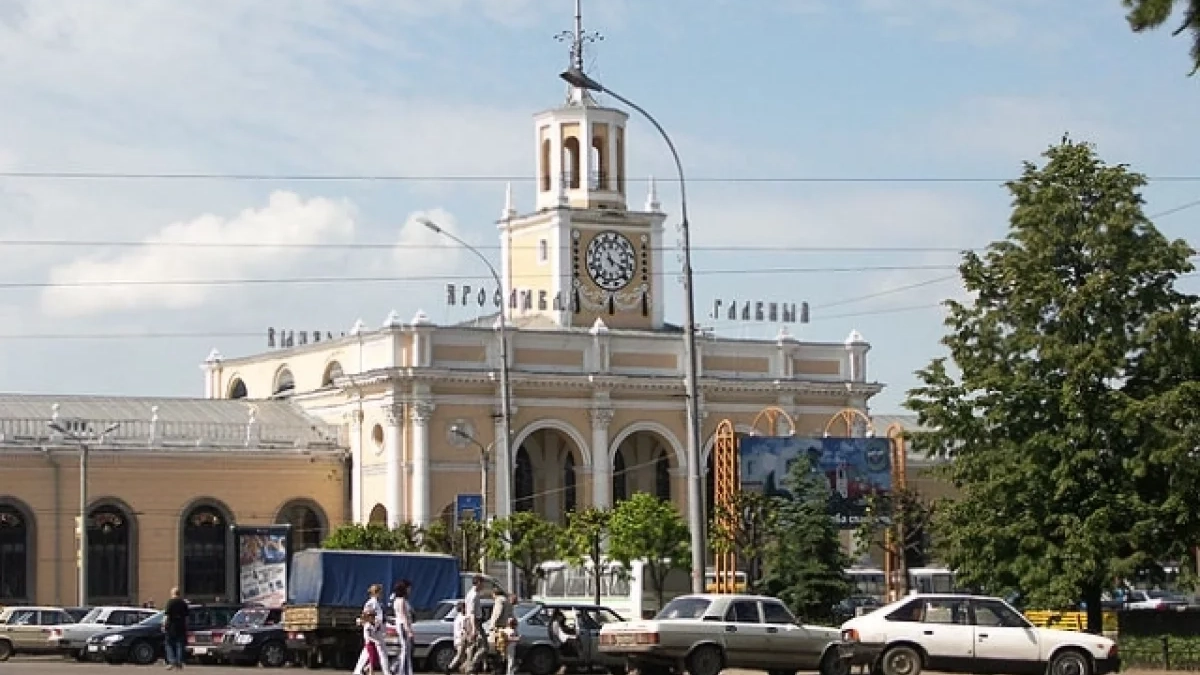 Ярославцы просят навести порядок у вокзала из за нелегальных такси