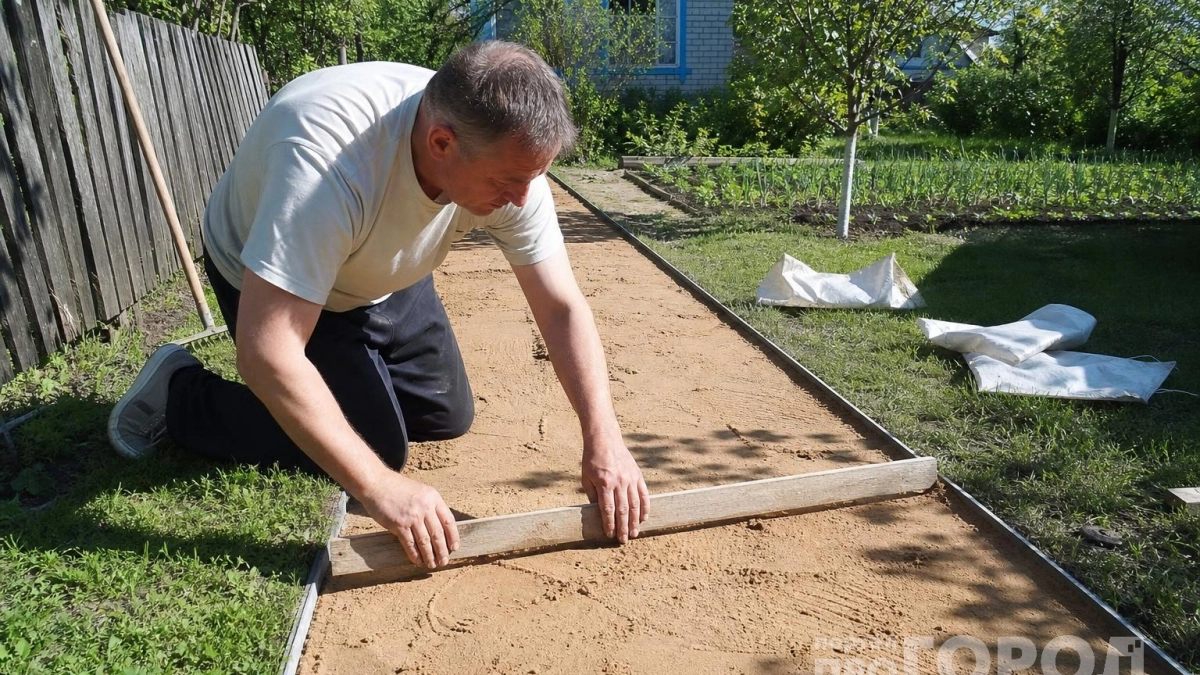 Сосед отказался от плитки: показал, как сделать сухую садовую дорожку из мульчи и обрезков досок без копки и щебня