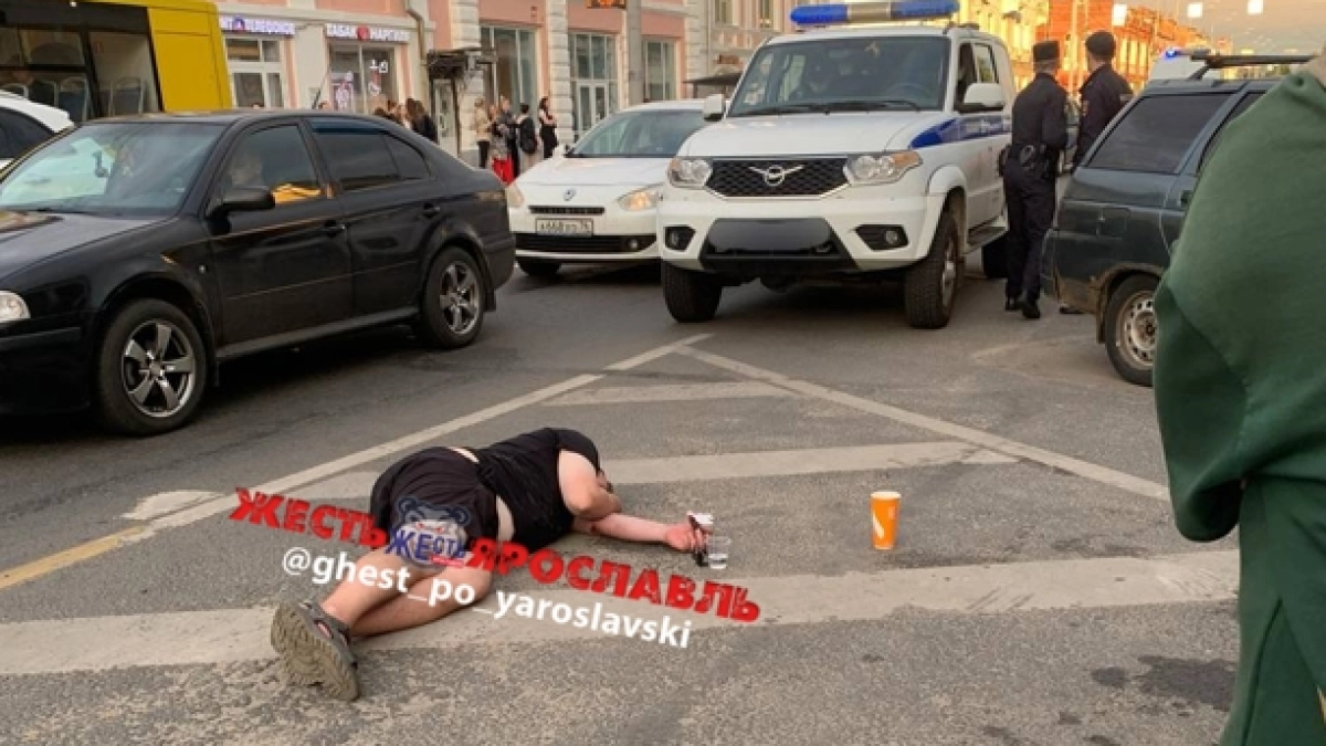 В центре Ярославля избили мужчину: он лежал на проезжей части