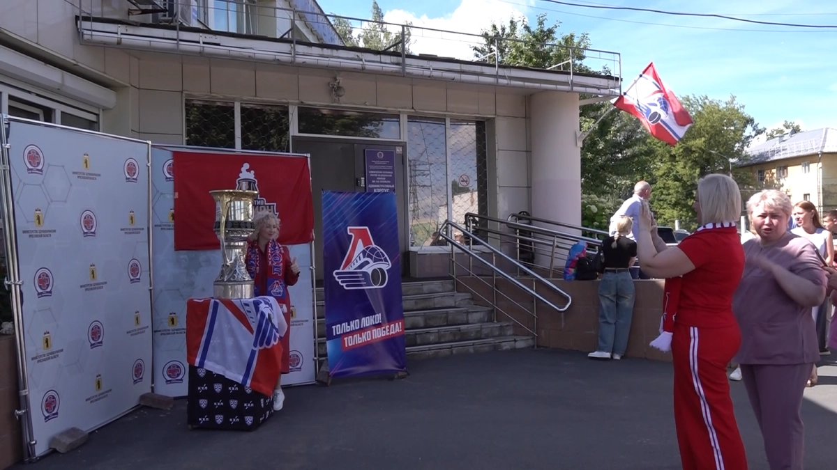 Кубок Гагарина привезли в больницу Соловьева в знак благодарности врачам