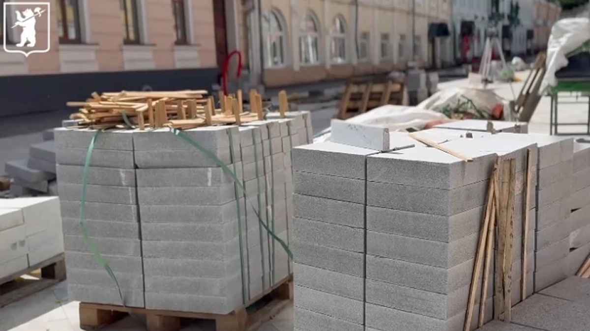 В центре Ярославля завершают новое пешеходное пространство с фонтаном и подсветкой