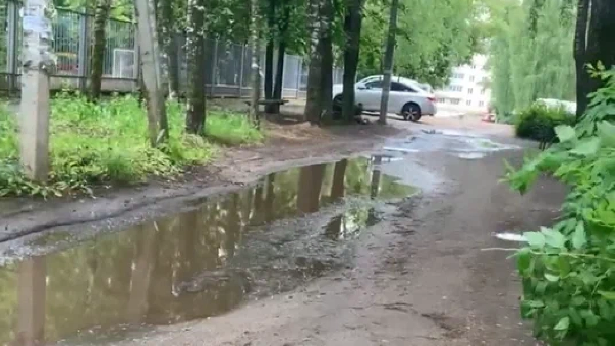 Женщина сломала ногу на разбитой дороге без освещения — жители Переславля обратились к Президенту 