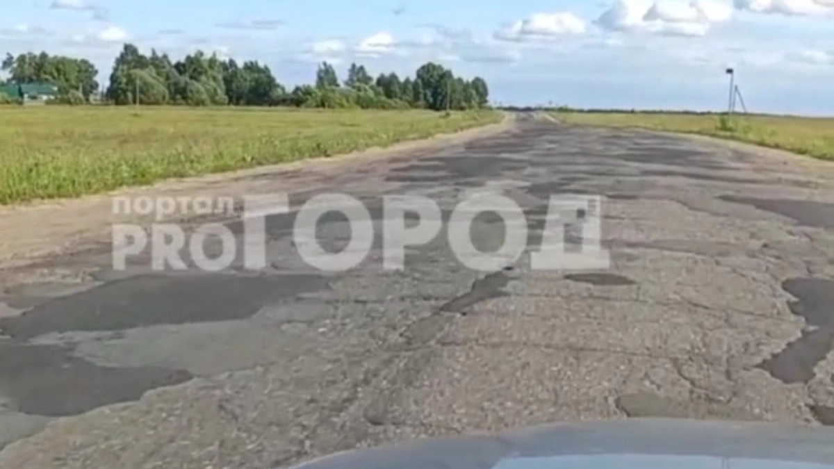 В Большесельском районе частично отремонтировали разбитую дорогу до деревни Высоково
