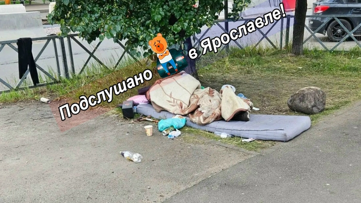 Ярославцы спорят из-за бездомного, который больше месяца спит на матрасе у дороги на Чкалова 