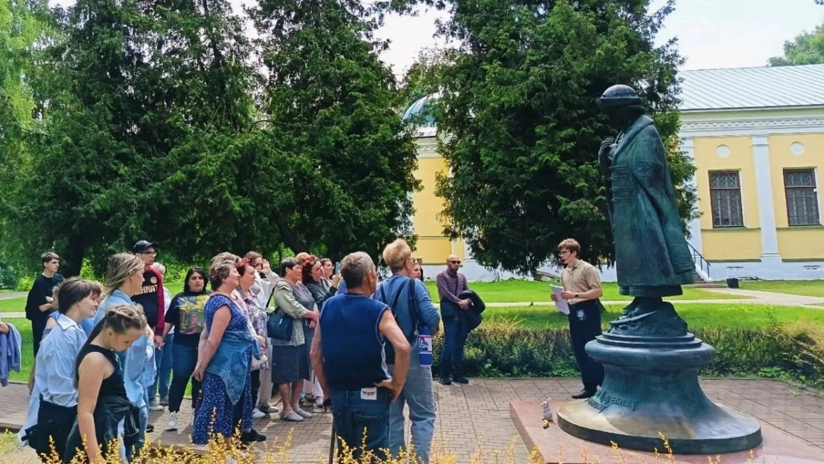 Студенты-туристы ЯрГУ повезли ветеранов СВО в Углич: экскурсия как акт благодарности
