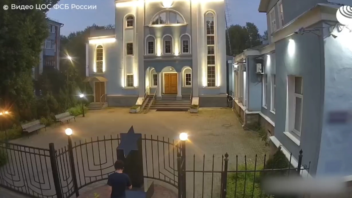 ФСБ показала кадры: террорист фотографировал синагогу, затем его задержали и допросили
