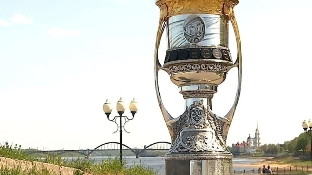 Кубок Гагарина привезли в ярославскую Школу 21 на рекордный интенсив