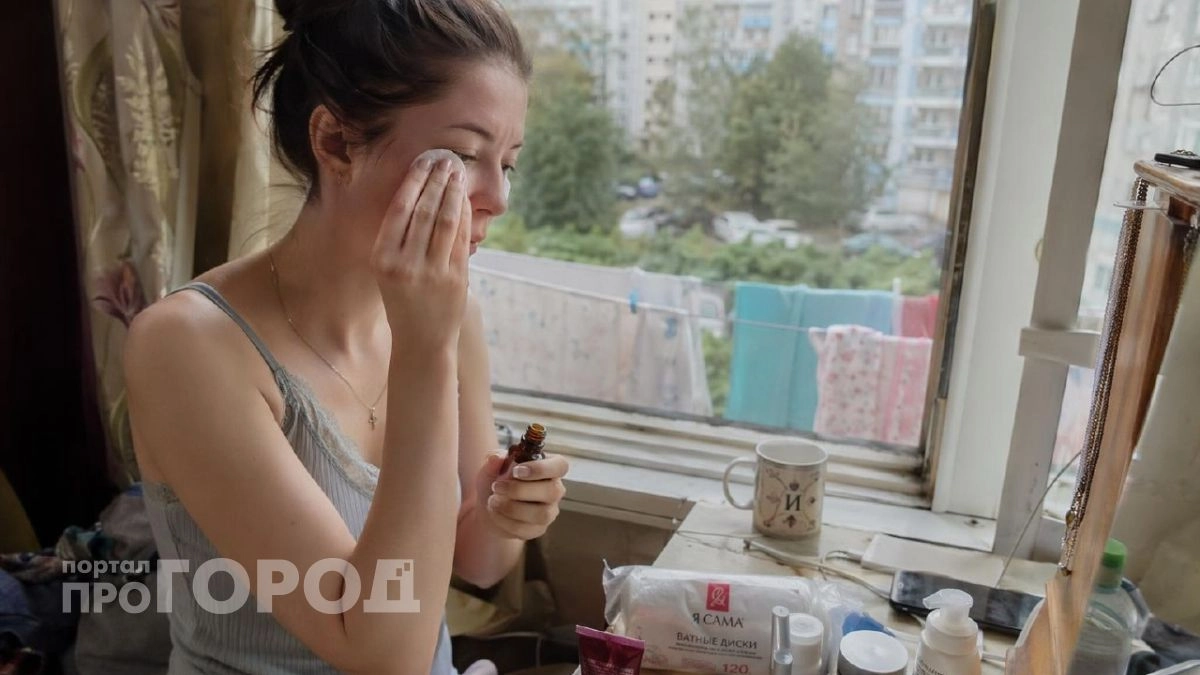 Не тратьте деньги на патчи: обычный ватный диск и это средство с кухни убирает отеки за 5 минут