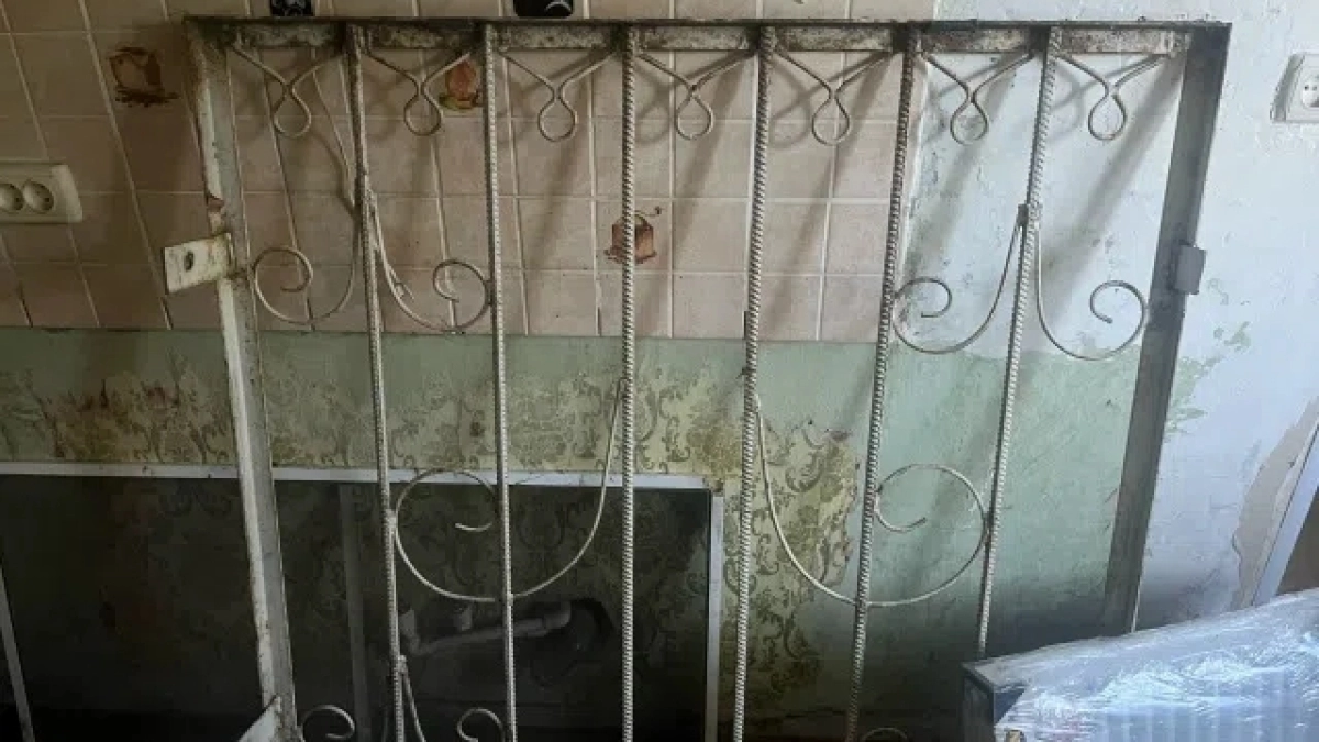 В Рыбинске коммунальщики залезли через окно и  вскрыли квартиру пропавшего бойца СВО