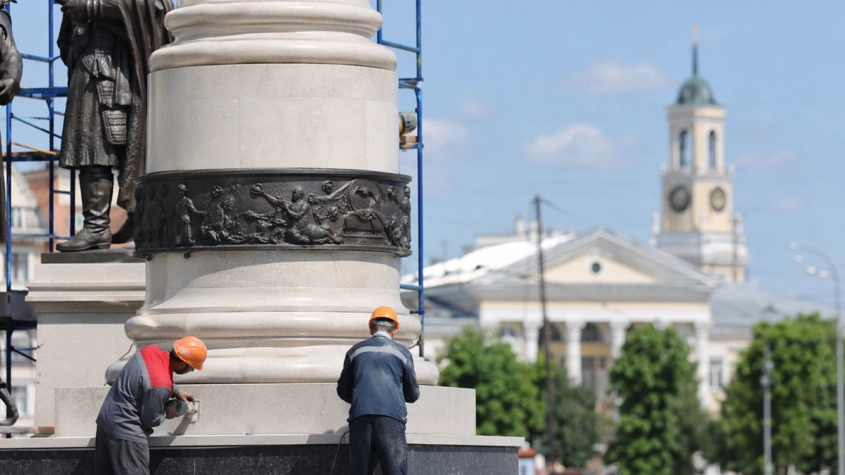 В центре Ярославля устанавливают пятиметровый памятник основателю Золотого кольца