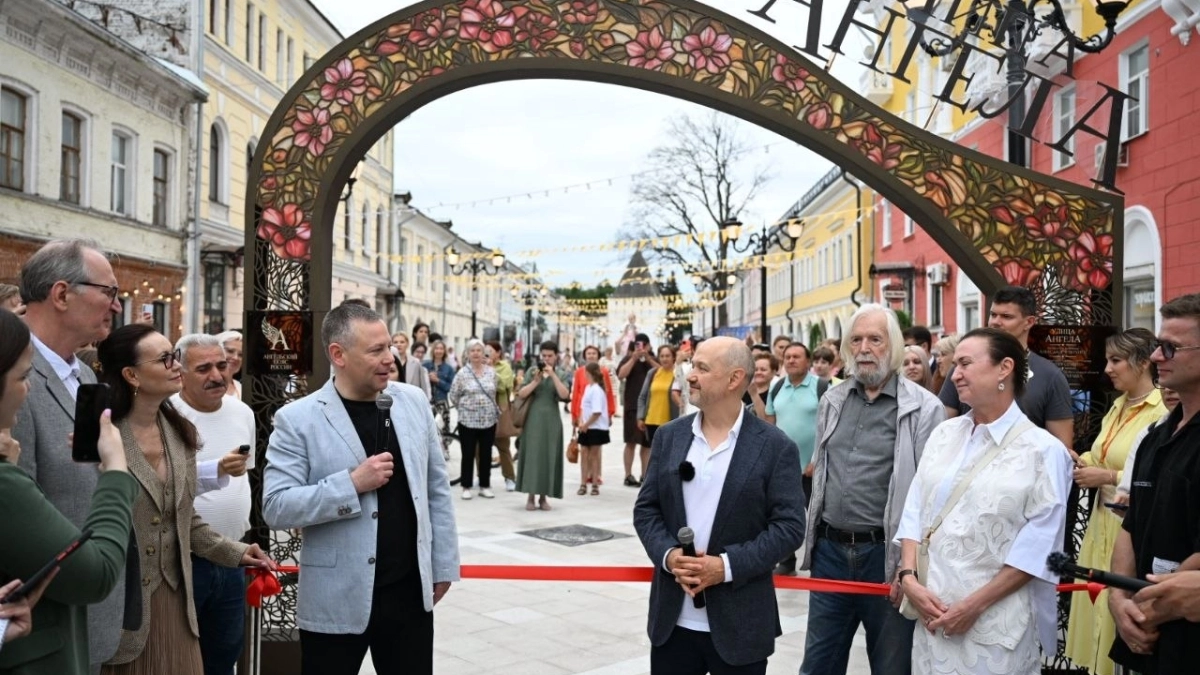 На Нахимсона появилась «Улица Ангела» с арт-объектами и гирляндами