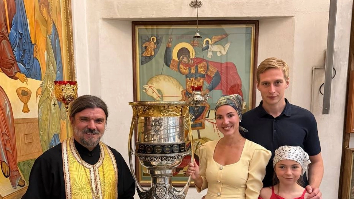 Кубок Гагарина побывал в храме и управлении МЖД