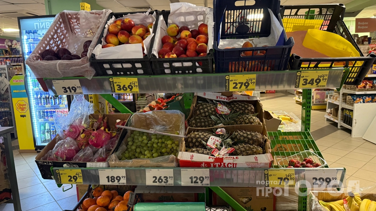 Продавец из "Пятерочки" раскрыла, почему кассиры самостоятельно взвешивают фрукты и овощи