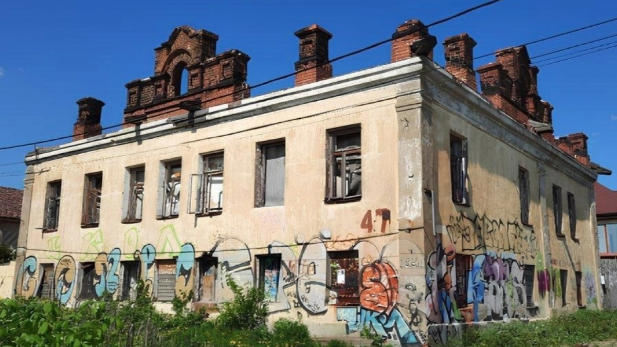 Новый собственник ответственно подходит к восстановлению старинного здания на Тверицкой набережной в Ярославле