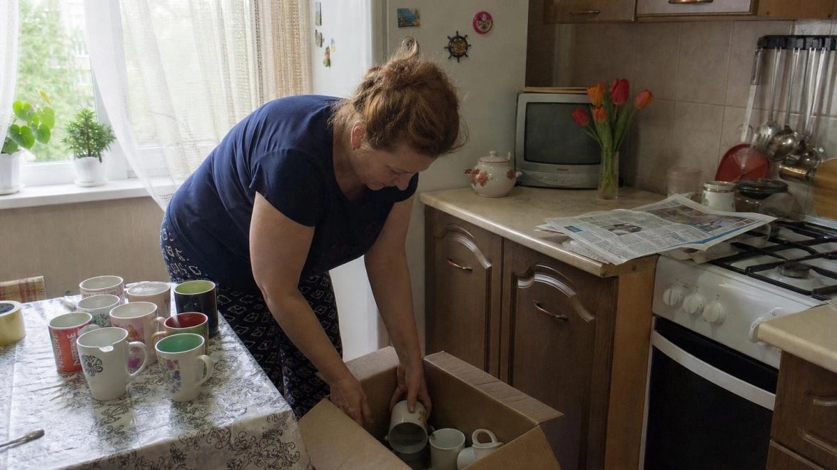 Откопала в чулане старые кружки: сделала из них мини‑сад и органайзеры — теперь не представляю дом без них