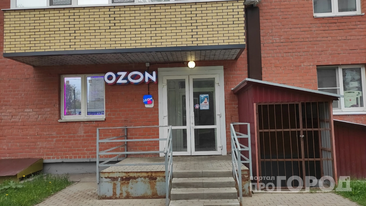 Сделал рабочий стол по технике «умный офис»: поставил тёплую лампу с Ozon — глаза не устают и работать приятно