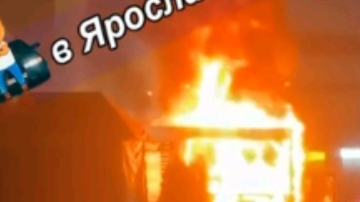 Пока ждали пожарных: как поливальная машина пыталась остановить огонь у кафе в Ярославле