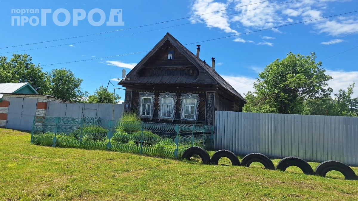 Как в старых избах десятилетиями держали пол сухим — и ни грамма утеплителя: разобрал дом и понял