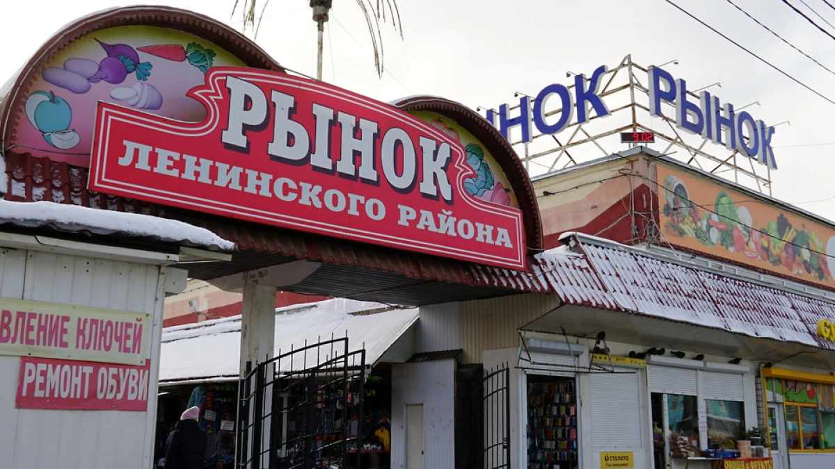 Реконструкцию Ленинского рынка в Ярославле остановили после начала работ