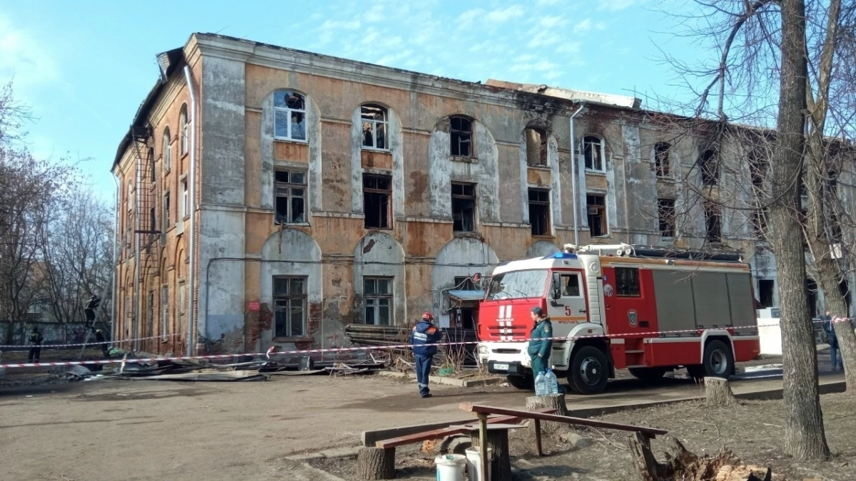 Подростки и риск обрушения: зачем срочно предлагают оградить дом на Стачек 61 после пожара