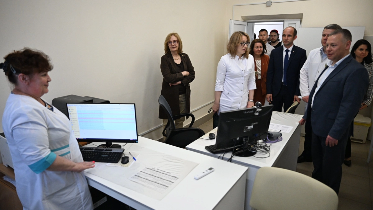 Михаил Евраев отметил качественные изменения условий работы и приёма пациентов в большесельском медучреждении