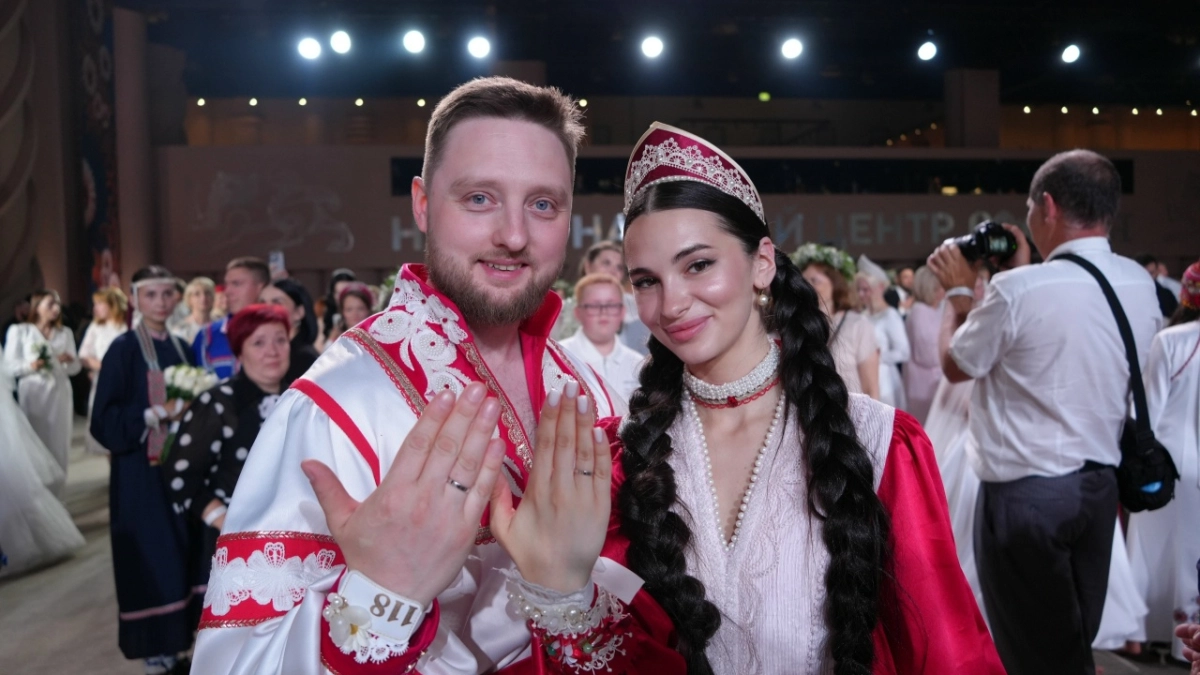 Сразу 150 свадеб в один день: история пары из Углича, приехавшей в Москву за особенной церемонией