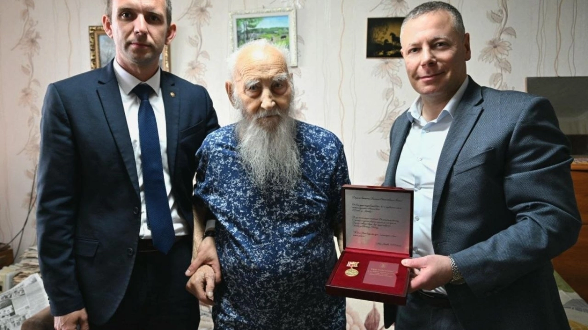 Прошел войну, дважды ранен и дожил до века: история Михаила Прозорова на встрече в округе