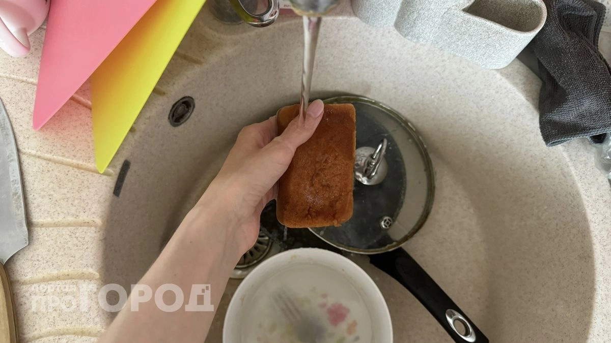 Взяла обычную губку и пластиковую бутылку - теперь уборка занимает в два раза меньше времени