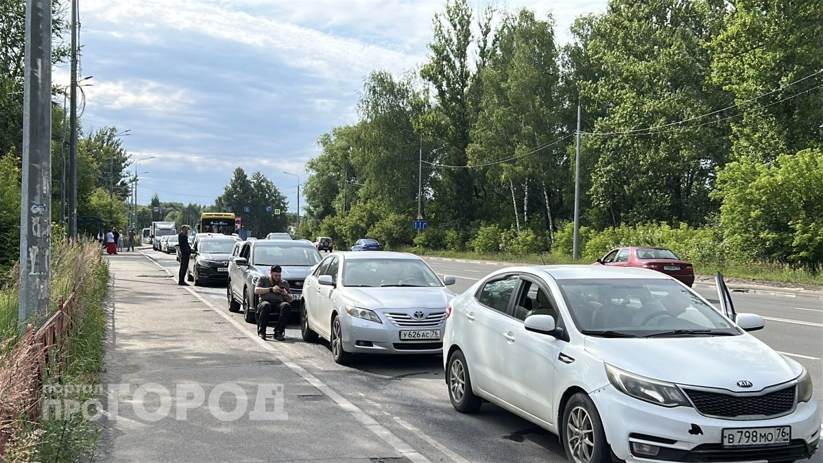 Очереди за бензином парализовали Заволжский район: кто‑то ждал в дачном кресле у дороги
